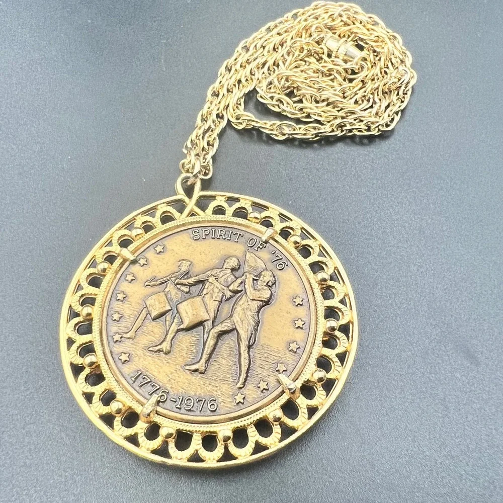 Vintage 1976 Bicentennial Spirit of 76 Coin Medallion Necklace Americana 70s